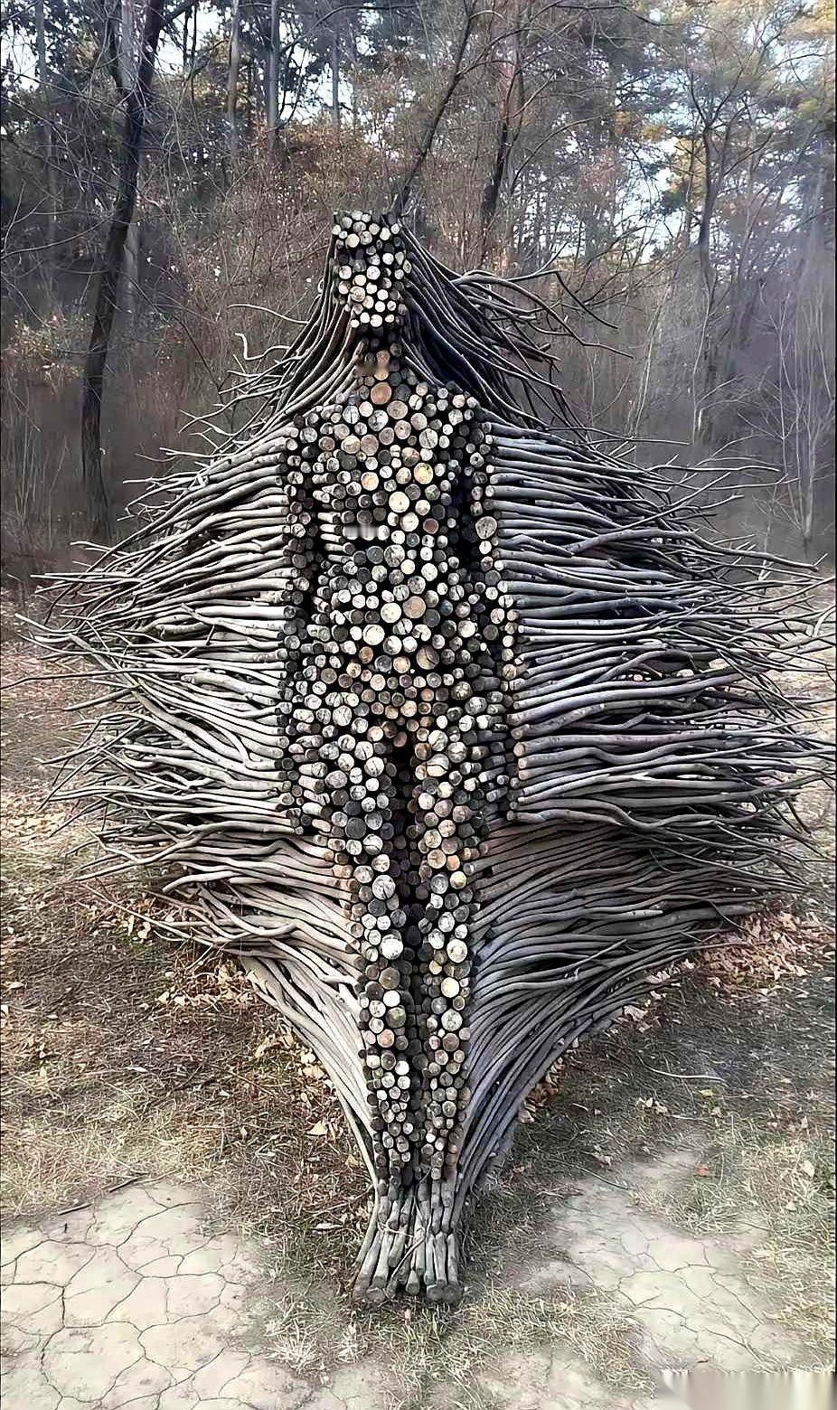 我儿子，两岁，一天能摸个五六回自己的小家伙。
说真的，第一次看见，我脑子“嗡”一