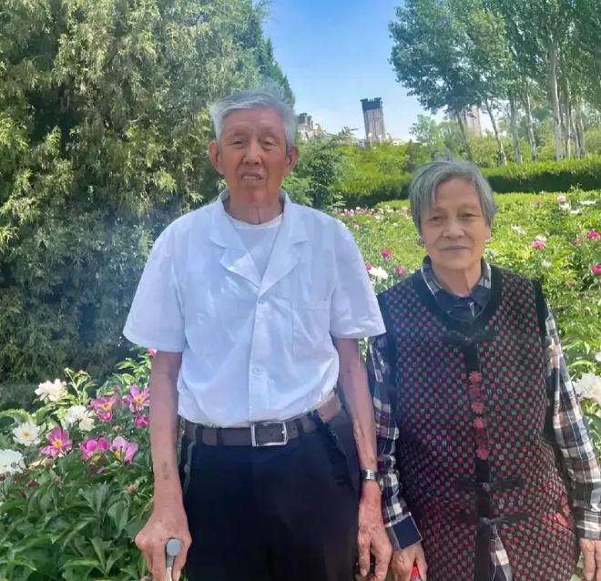 农村的公公和婆婆70多岁了，两位老人没有退休金，每个月靠微薄的150元养老金勉强