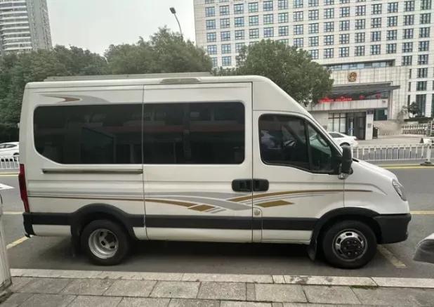 集客厅、厨房和卧室于一体，依维柯欧胜改装床车自驾游，开启移动生活模式。这是一台依