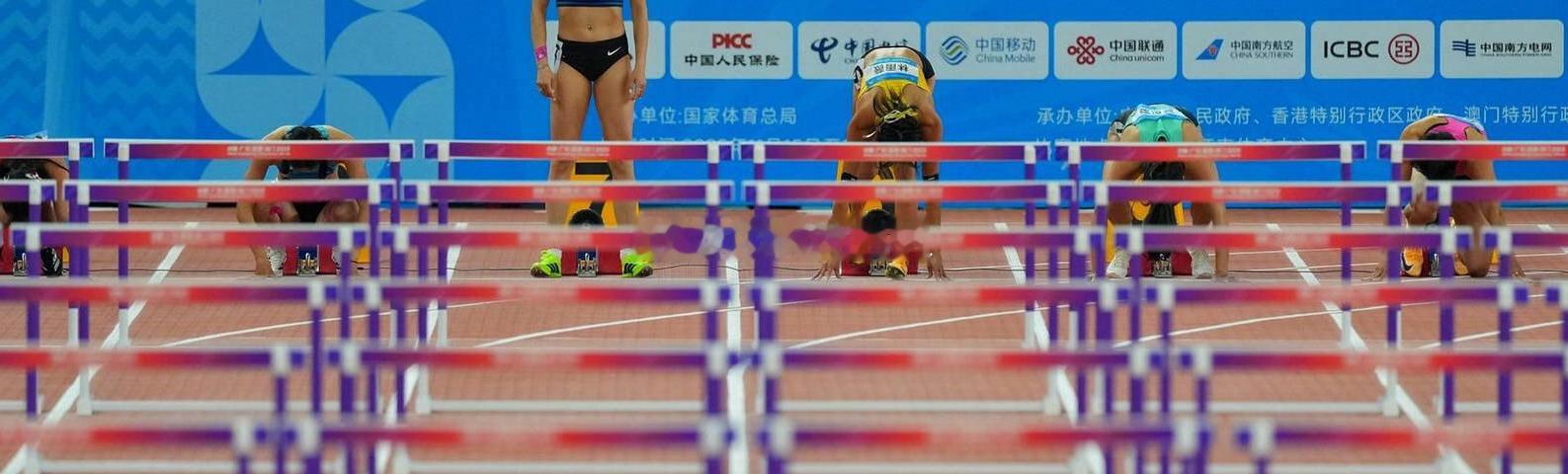 男子微信群多次侮辱全红婵被拘     三枚金牌的奥运冠军被网暴、侮辱，那些直接骂