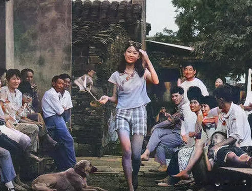这张老照片拍摄于八十年代的时候，这个靓丽女子的装扮在现在看来，也是颇为时髦的了。