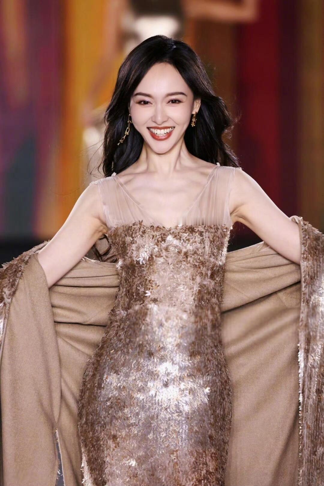 唐嫣工作室！
拜托长点心吧！
以后可千万别给唐嫣接古装偶像剧了！刘诗诗就是活生生