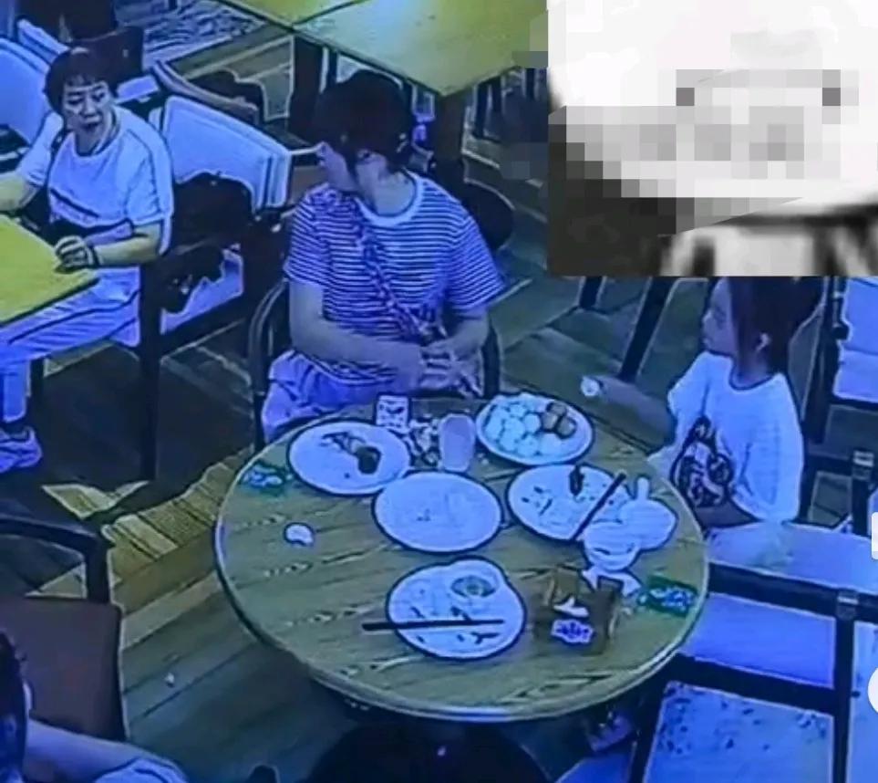 爱占小便宜的人，到哪都让人看不起。
某地宾馆提供免费早餐，便利住客，多好的事。但