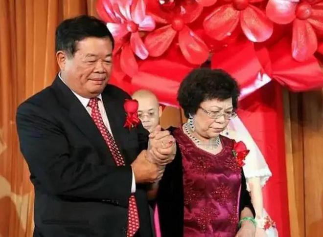 知名企业家曹德旺，在事业如日中天之际，竟向相伴多年的妻子陈凤英递出离婚信，直言有