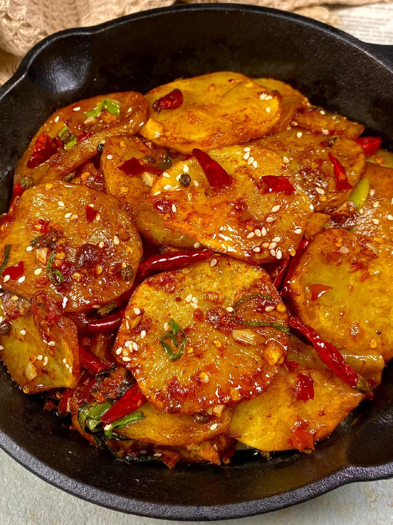 我妈手把手回我的干锅土豆!不好吃算我输!
      土豆星人无法拒绝土豆的任何