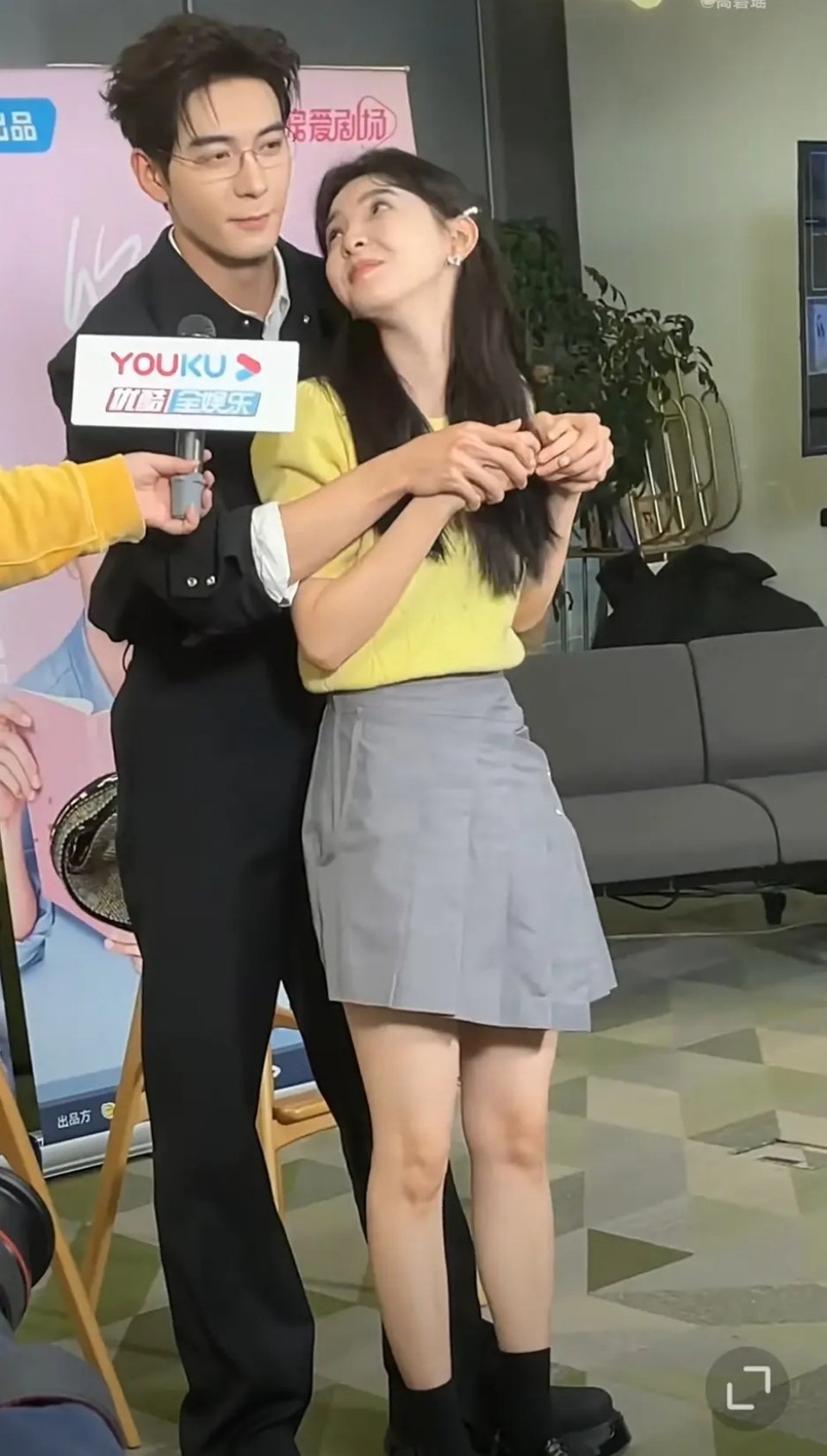 这么多人在营业时都有亲密行为，喷赵今麦张凌赫几个意思？人家又不是真谈恋爱。因为他