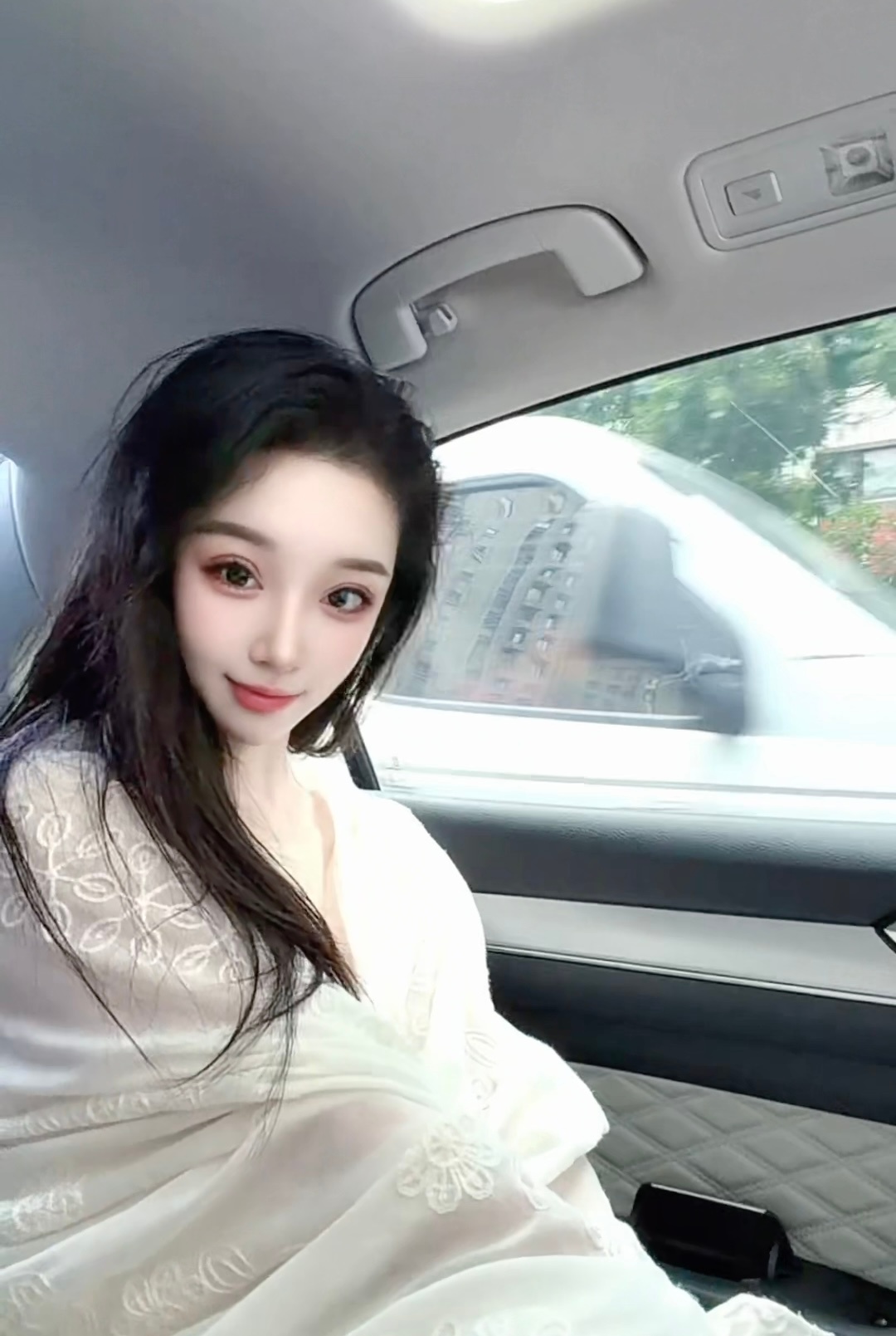 以前不理解 为什么人会逐渐感受到自己的薄情 直到我在各种选择中 看到了自己那狠下