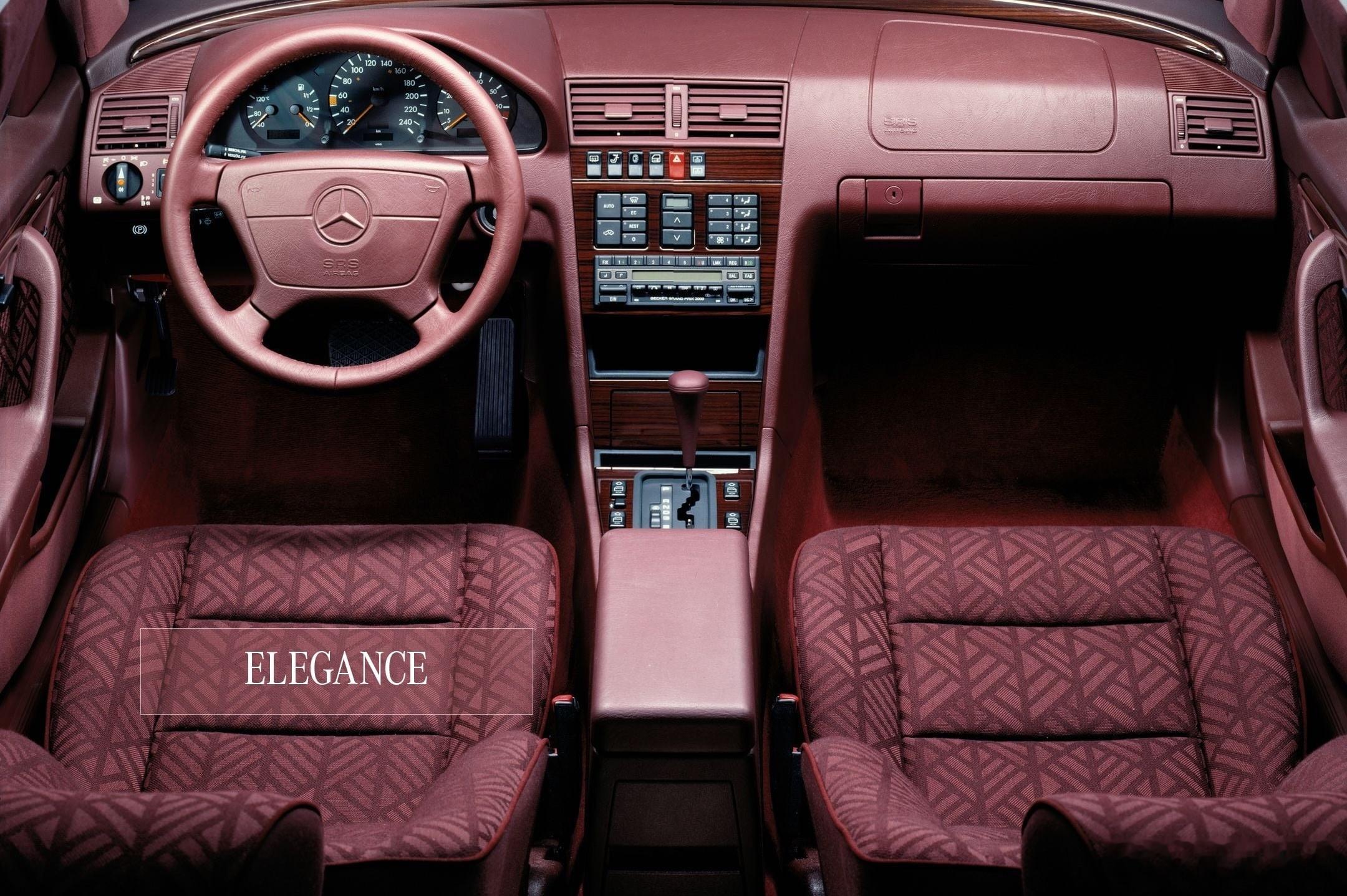 这张图，可以对比出过去对内饰的细节讲究该黑的仪表台方都能红，方向盘气囊盖，出风口