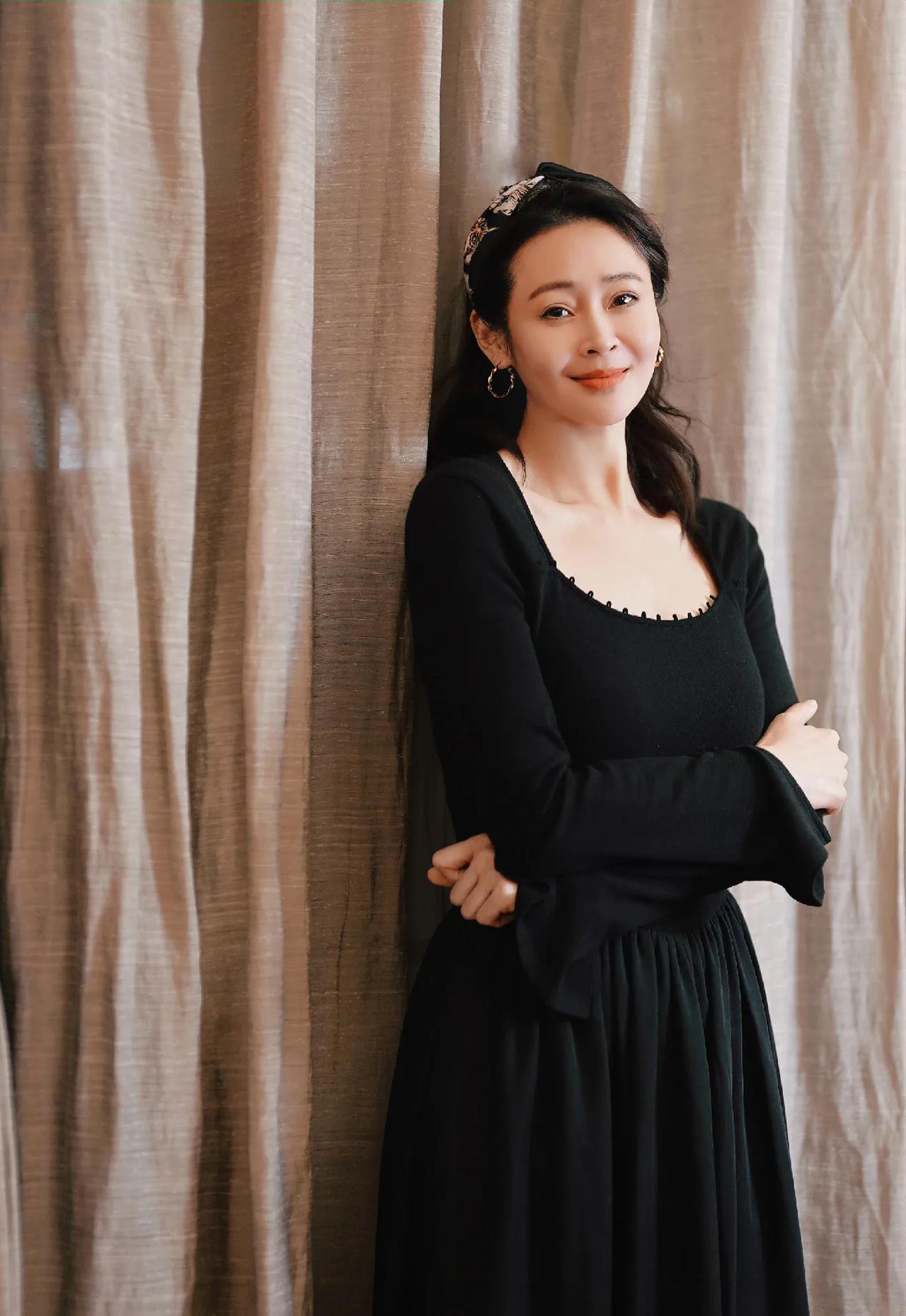 演员于明加晒居家照，一袭黑裙温柔优雅！她是现实里的“罗小贝”，事业有成，且生活富