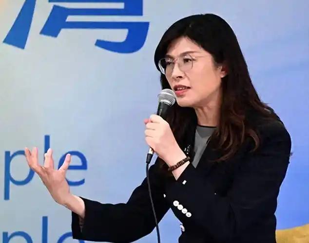 [月亮]3月30日，郑丽文官宣率团访陆的消息一出，岛内舆论瞬间分化，有人期待两岸