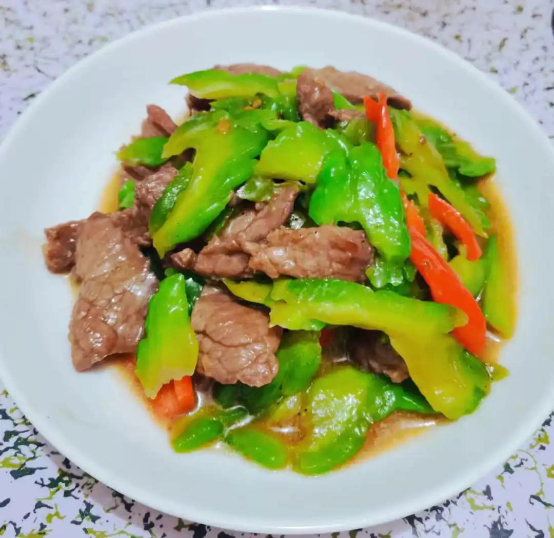 夏天必吃的美食自然是牛肉炒苦瓜、冬瓜煲水鸭啦，清爽可口又解暑，给夏日带来别样滋味