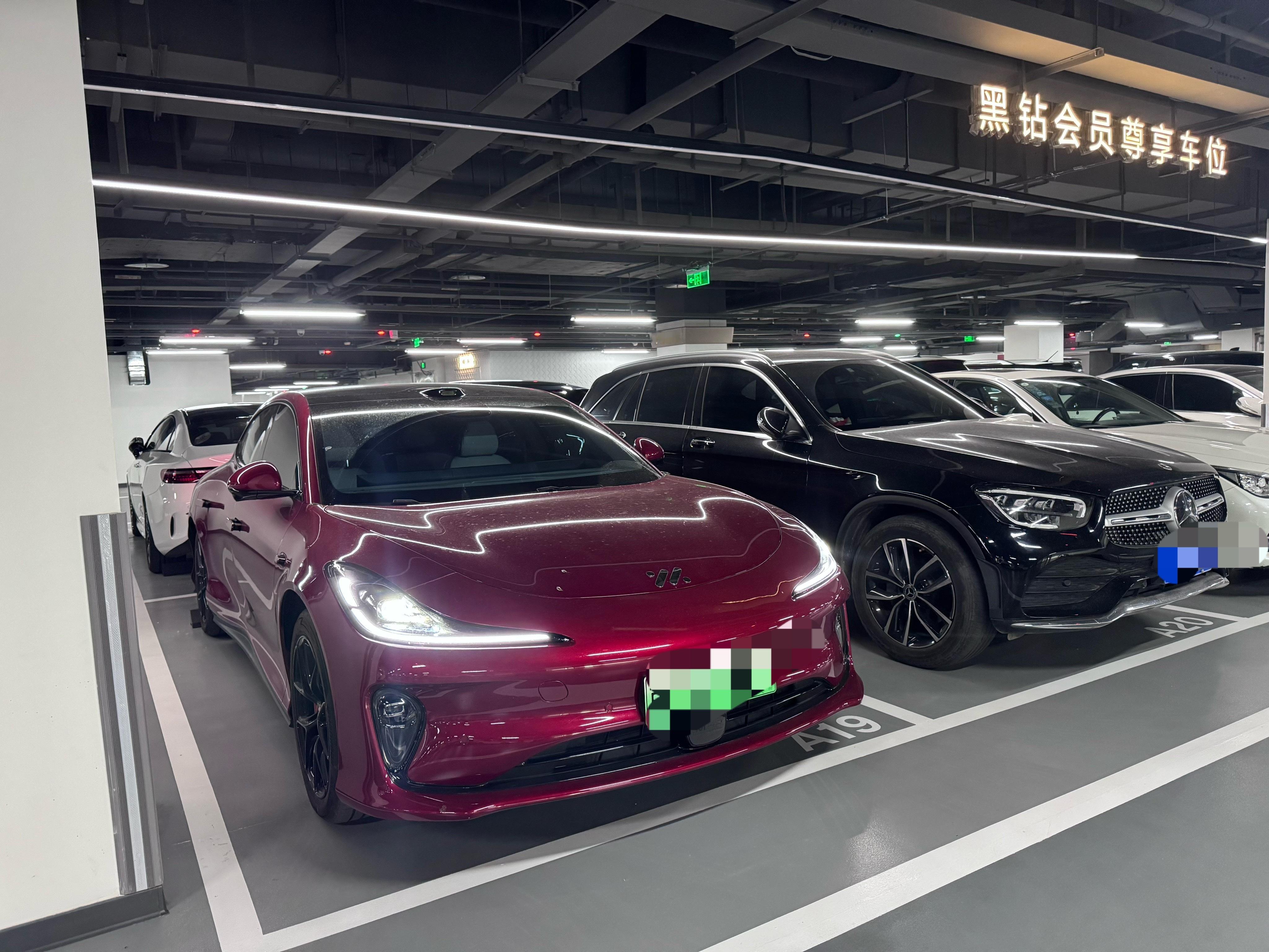 我家的智己L6也是好起来了，终于在我日日夜夜夜夜日日努力下，停上黑钻会员车位了，