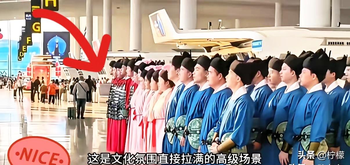 首都机场工作人员穿汉服上岗，这才是中国门面！
谁懂啊家人们！北京首都机场的工作人