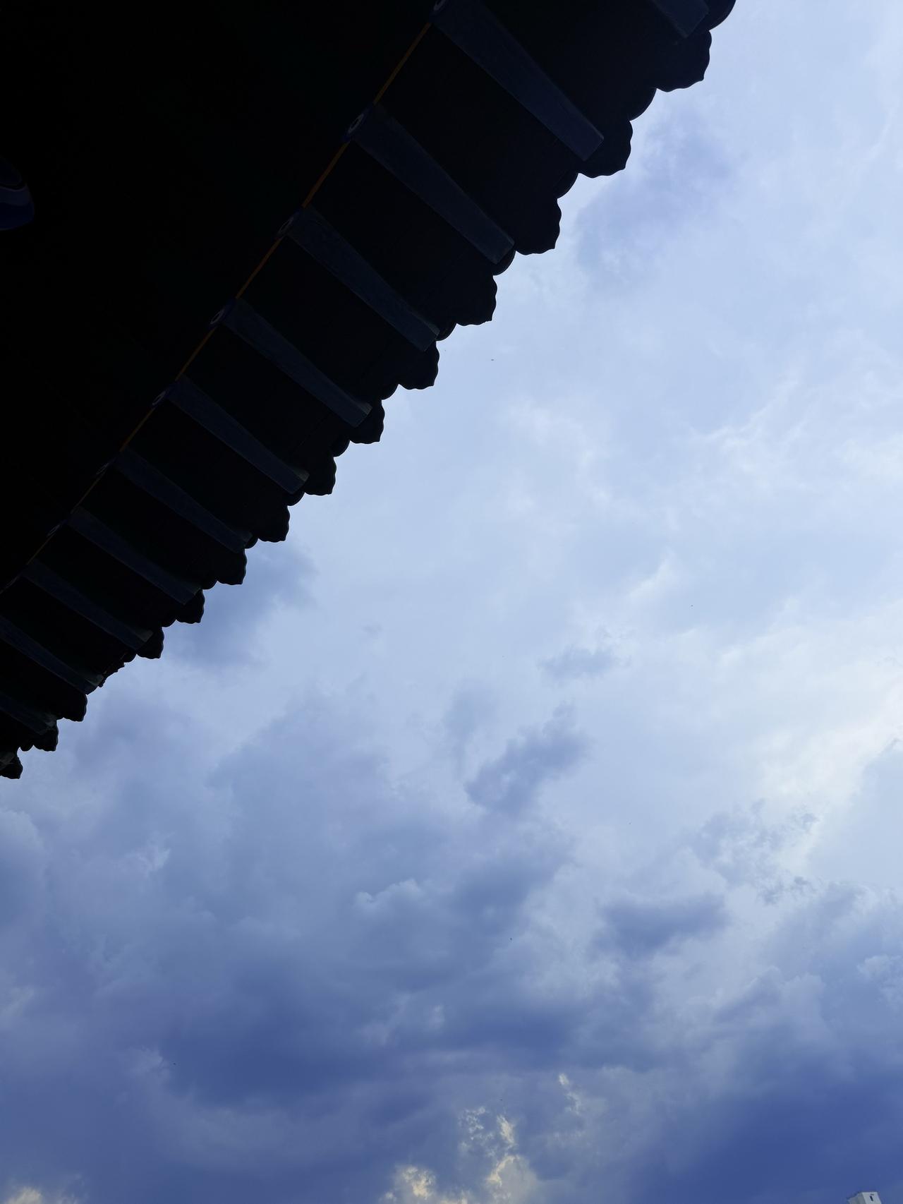 美军突袭伊朗能源，伊朗猛攻美军后勤
