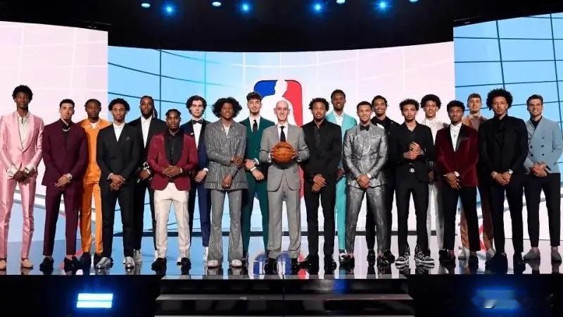 切记，球队是不可能留下老二，而把老大交易走的！！（除非老大老二都不要了）

杜兰