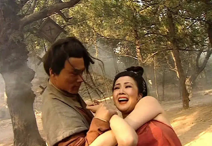 这么说吧，就冲孙二娘这进入状态后手臂上的腱子肉，武松和老虎一起上也未必赢得了[喵