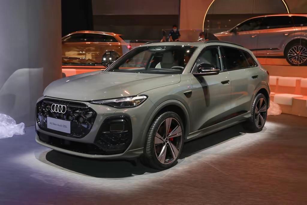 凯迪拉克XT5和奥迪Q5L两款车型都是中型SUV，同级别竞争对手，两款车型上市后