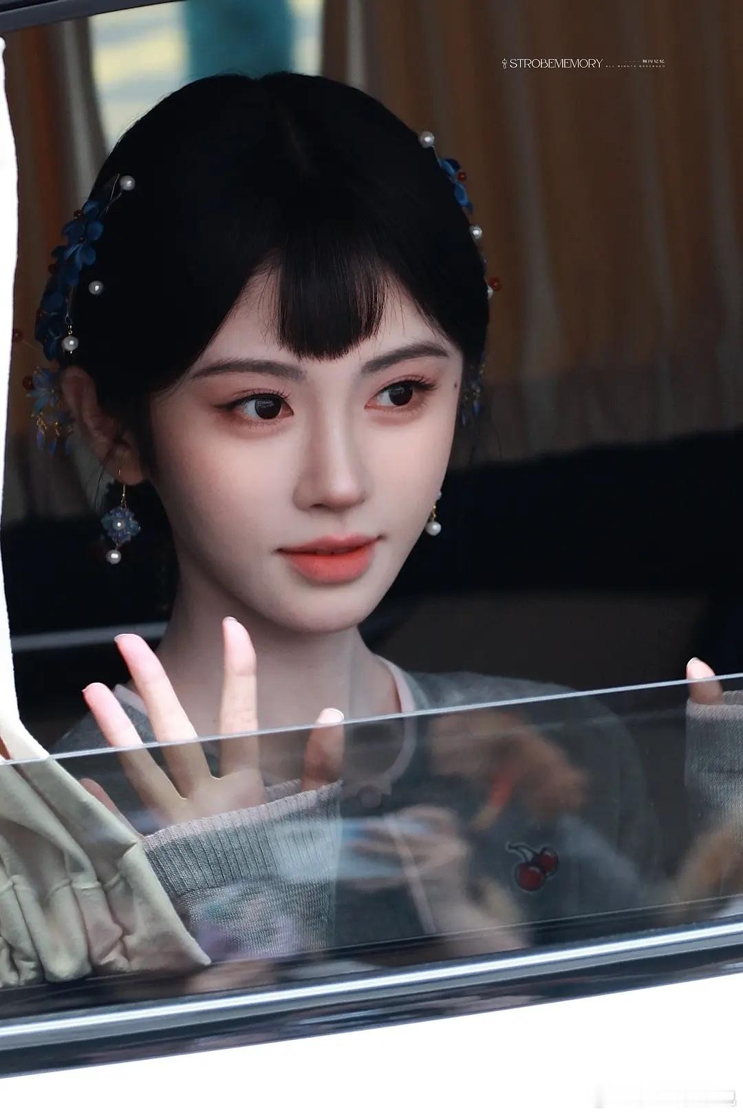 🍊鞠婧祎今日《万花世界》出妆，怎么样？ 