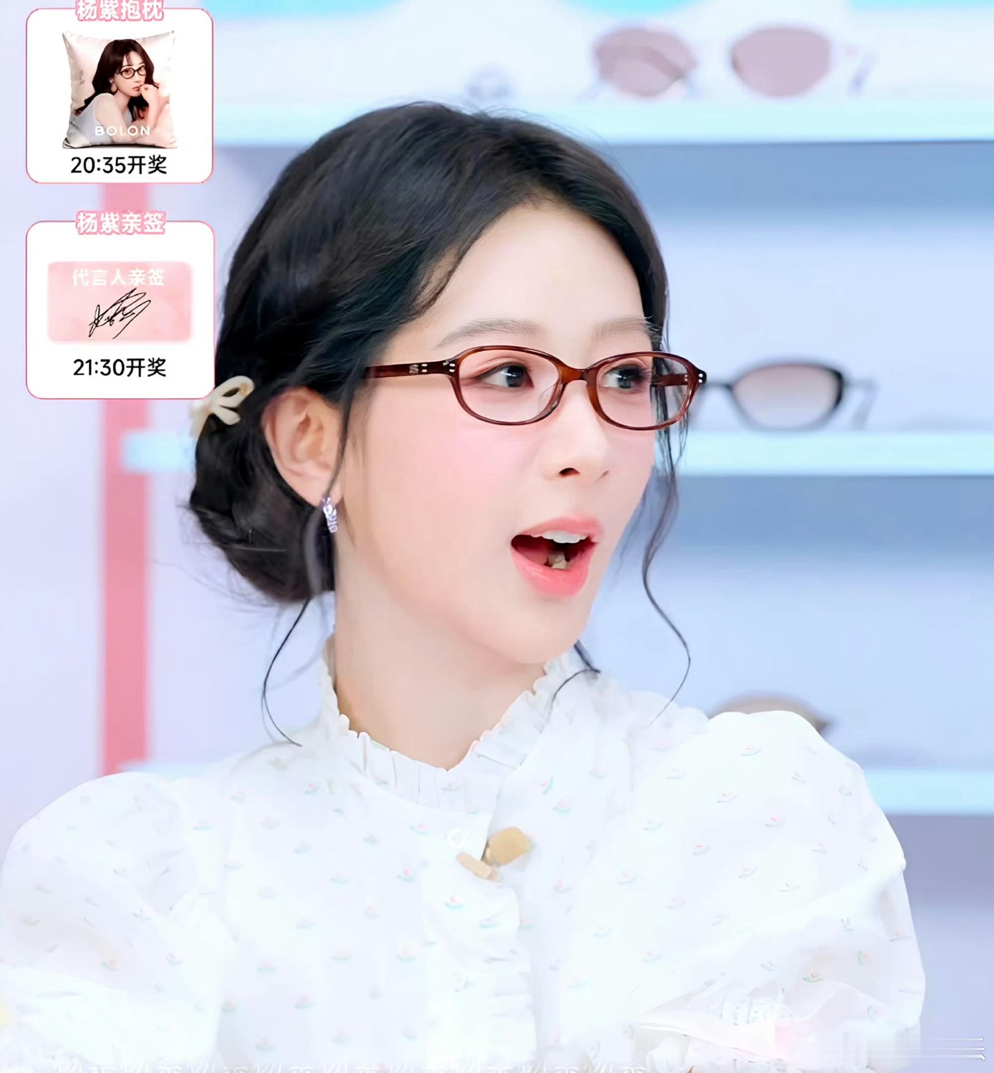 杨紫今天的品牌活动直播截图，好萌好美的造型，今天是高智姐感味的紫，这个怼脸状态也