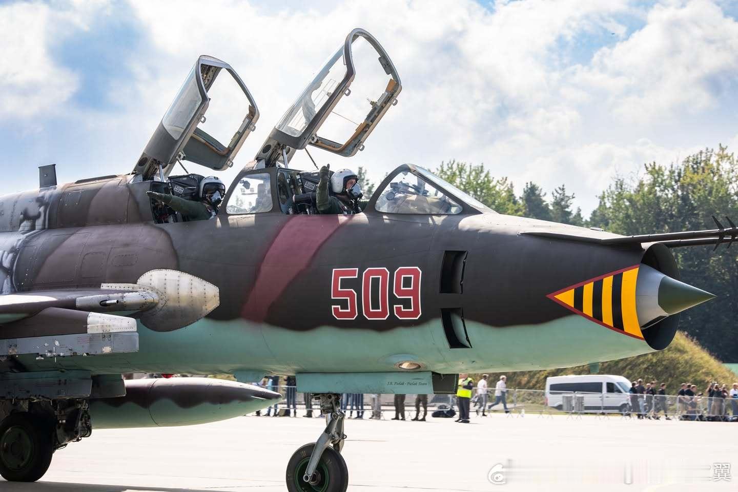 波兰空军第21战术航空基地为苏-22战轰举办了告别仪式，看飞行员的年纪，大概也要