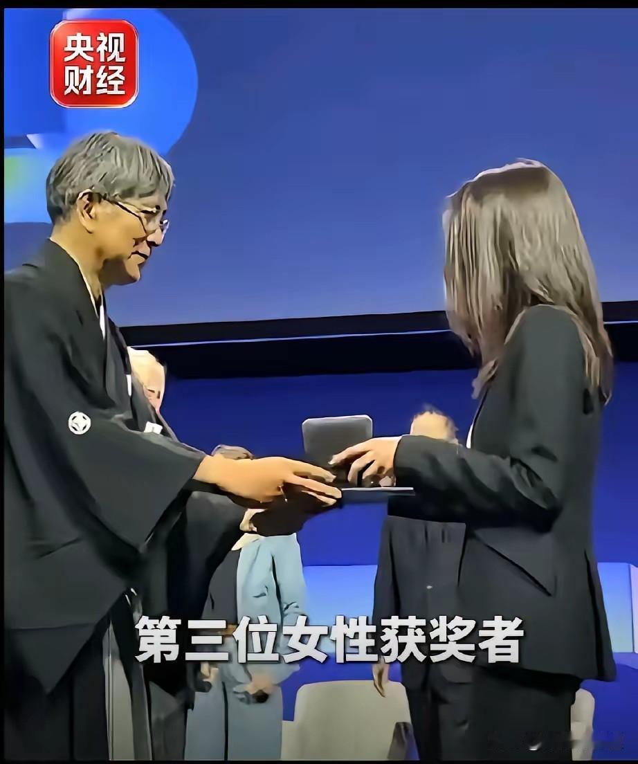 2026菲尔兹奖的颁奖盛典看点满满，担任颁奖人的中岛启身着和服亮相，独特的民族服