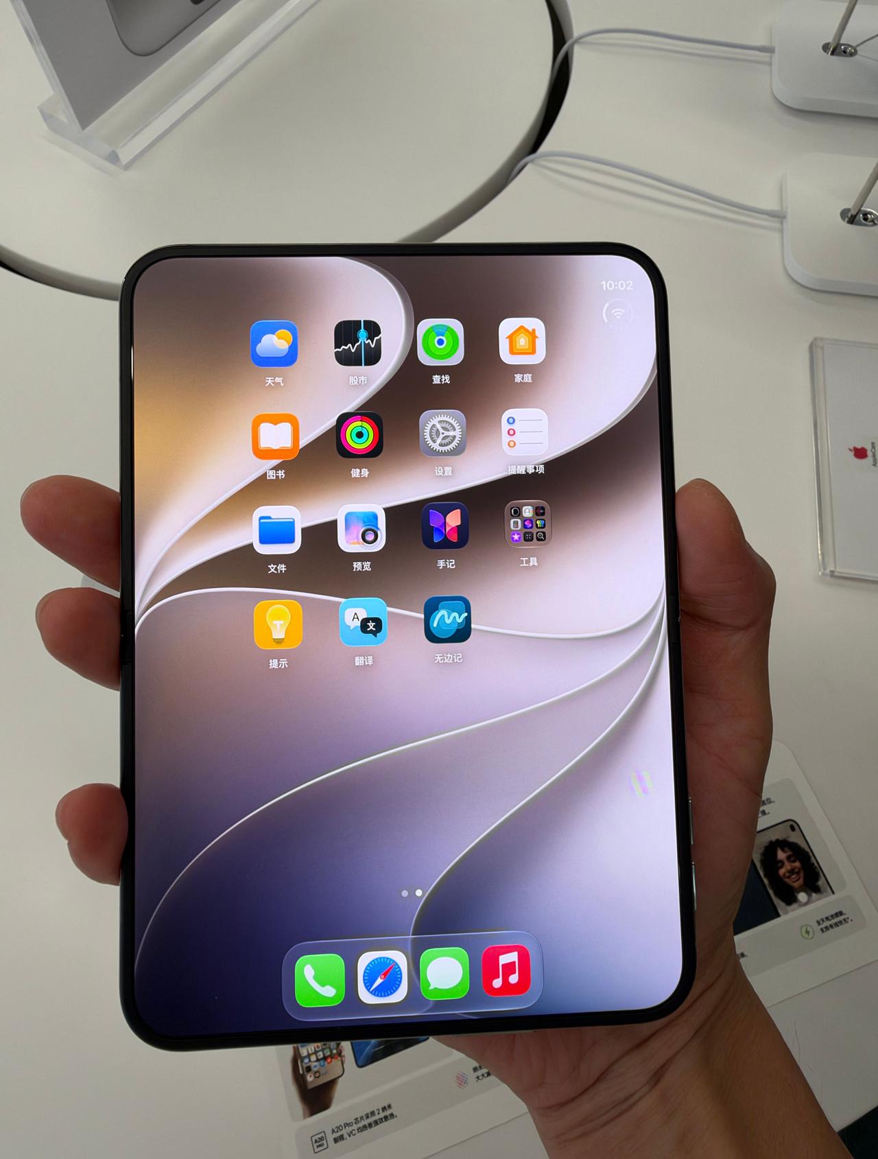 这个iPhone Duo凭啥要加价卖啊？这硬件上来说就是已经很普通的国产折叠机的