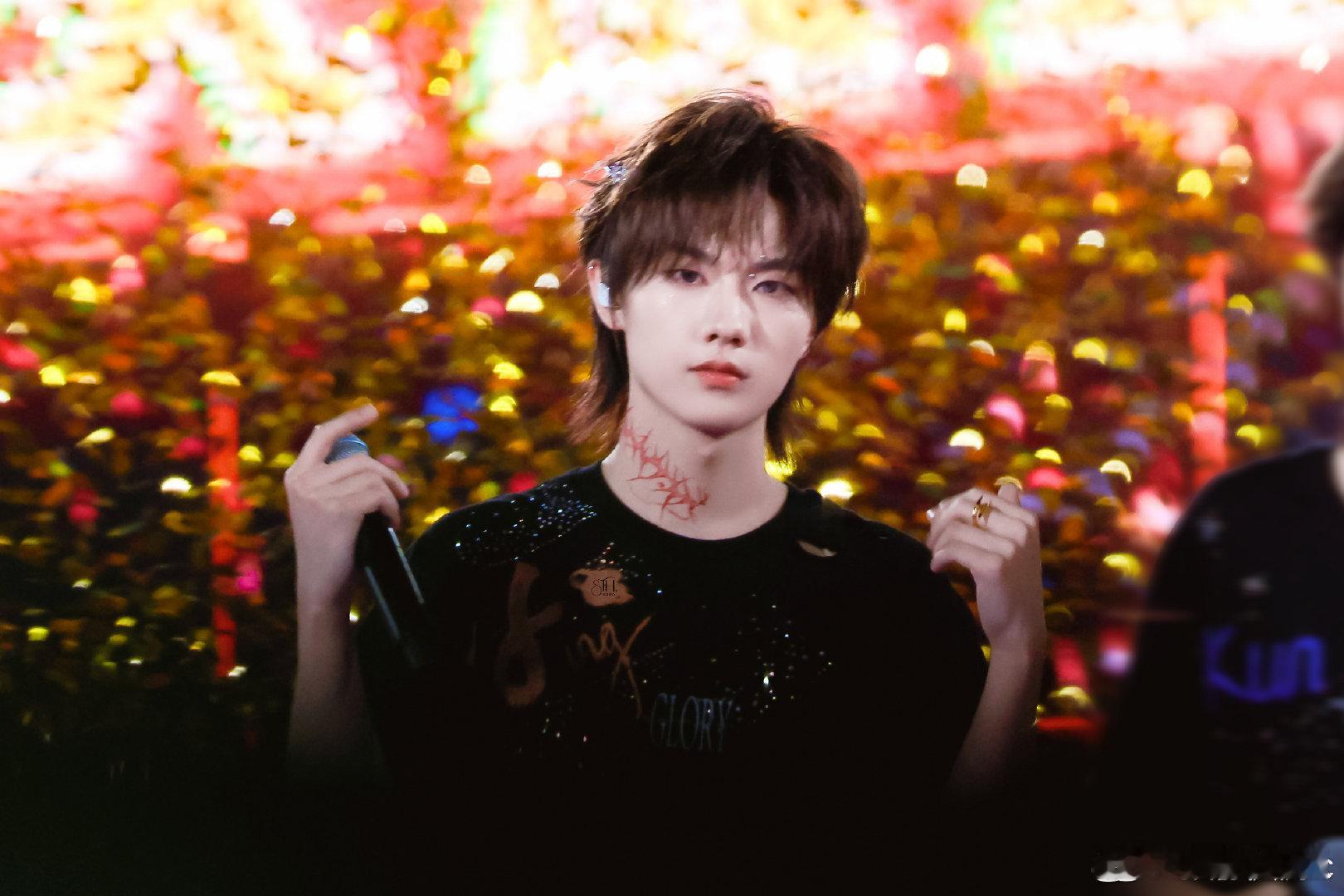 张子墨六秒演了个小品 这波操作太秀了！前一秒还在给粉丝饭撒，下一秒被烟花吓得一激