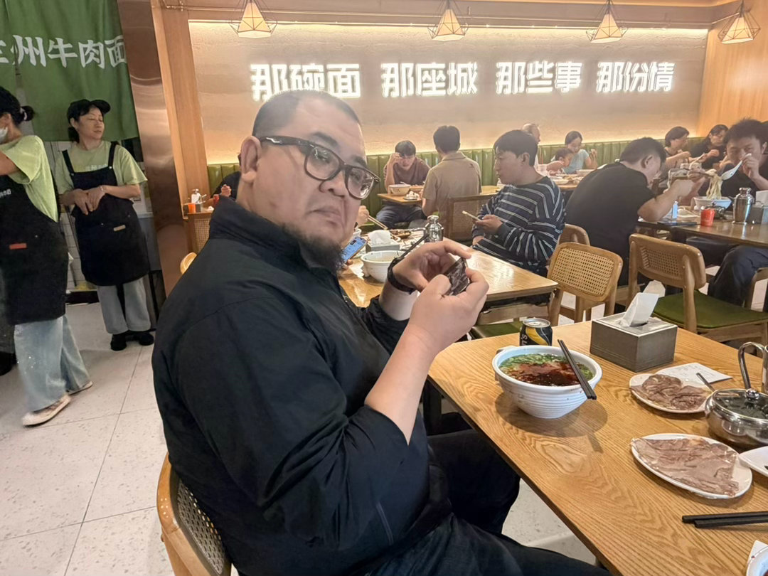 介绍吃一个nb拉面听说北京其他干拉面的店都研究不明白这家的汤底  ​​​