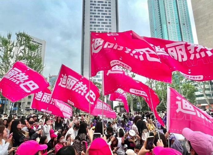 迪奥Dior南京线下活动迪丽热巴粉丝给夜排的同担送去了吃食，幸运咖，还有暖宝宝。