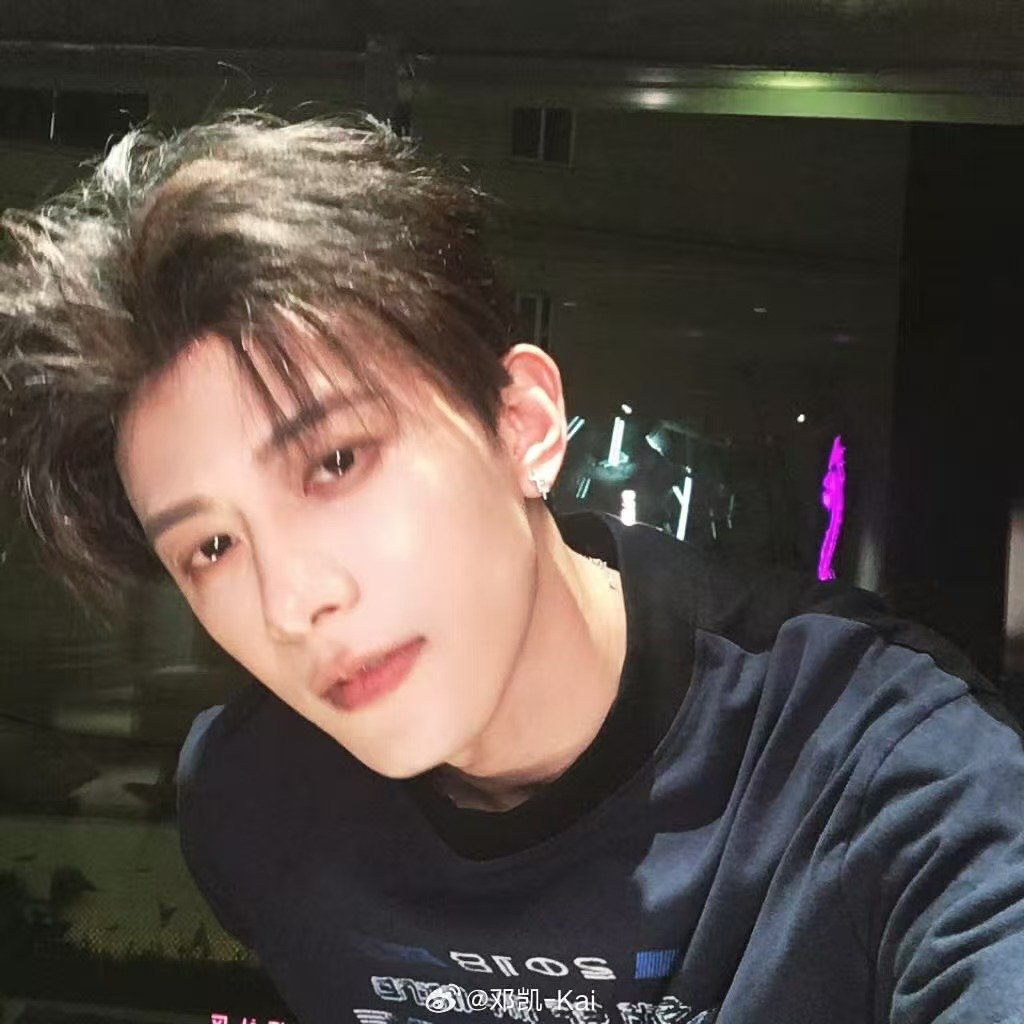 邓凯有效自拍邓凯自拍角度邓凯有效自拍，很少看到男明星自拍技术在线的 