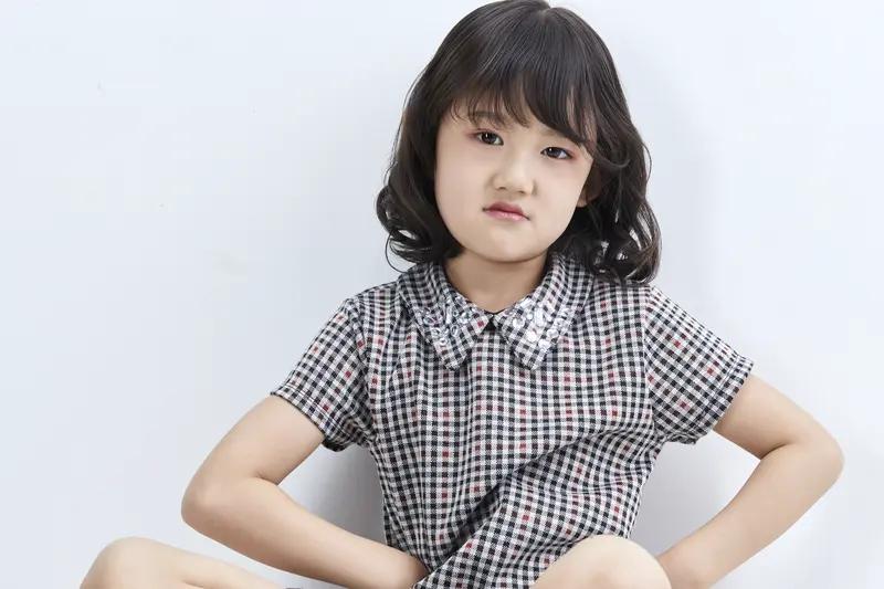 脾气是慢慢磨合的，摔个碗就离婚纯粹小题大做，家里都砸一遍不还是该过过？另外脾气暴