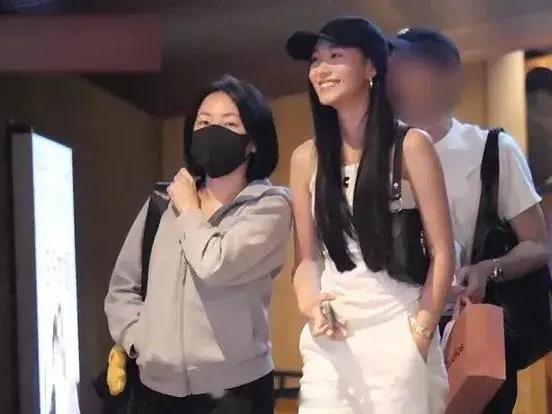 小S二女儿回应男友传闻小S二女儿否认有男友 比起捕风捉影的恋爱八卦，更亮眼的是她
