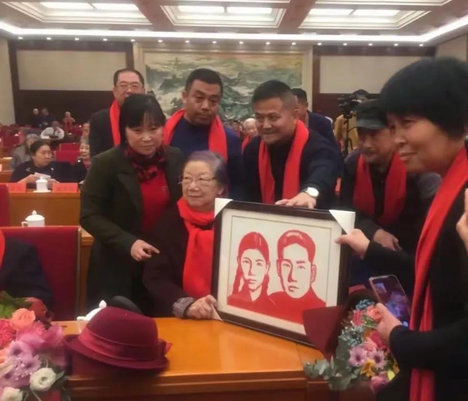 刘思齐与毛岸英罕见剪影合影曝光！红色围巾背后的爱情与牺牲
近日，一组刘思齐与毛岸