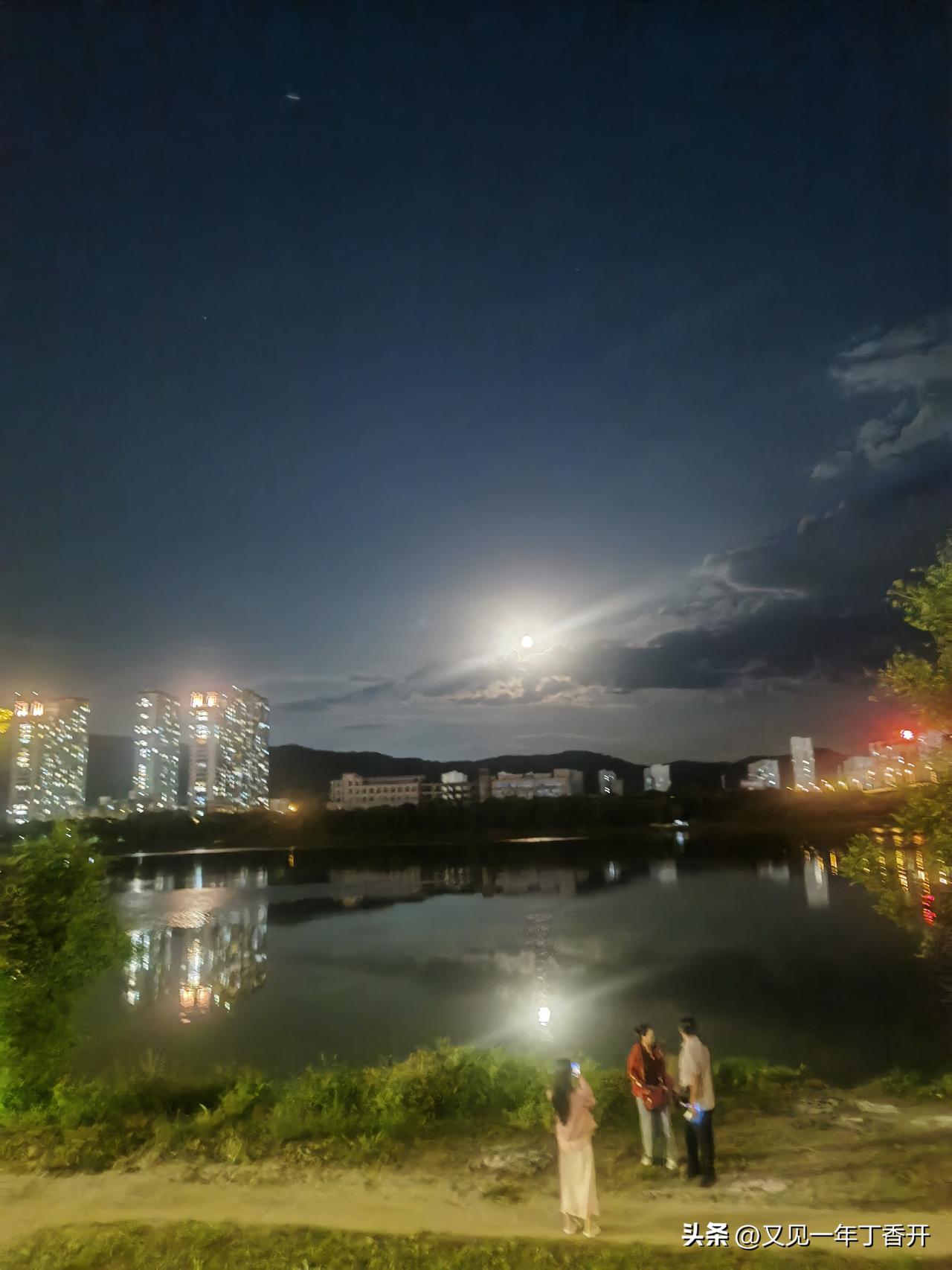 多出去走走，像个小鸡崽那样把头露出去离开自己的信息茧房

挺感概这几年吉林市城市
