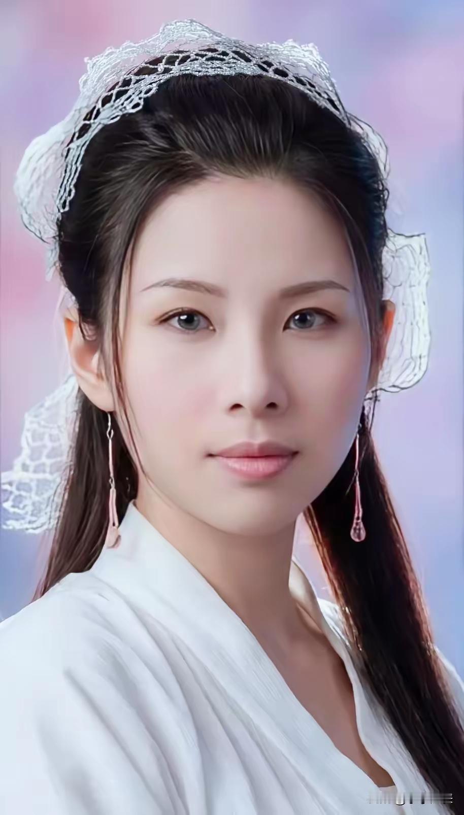 《倚天屠龙记》里有不少令人难忘的女明星。1978版中，汪明荃饰演的赵敏，精明果敢
