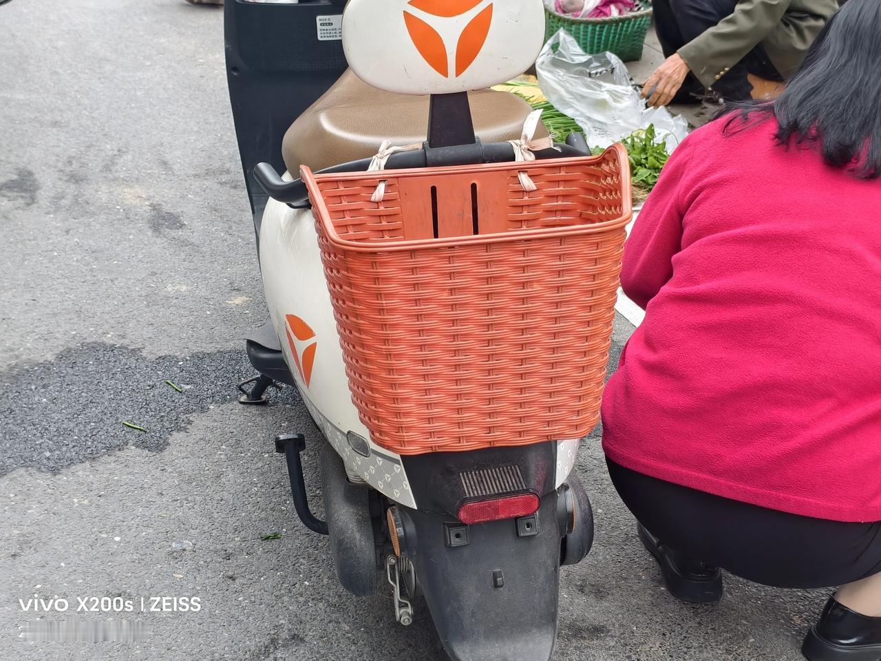 作为家庭的每位成员，都要关心关注家人们的出行安全，不论是接送孩子，还是上街购物，