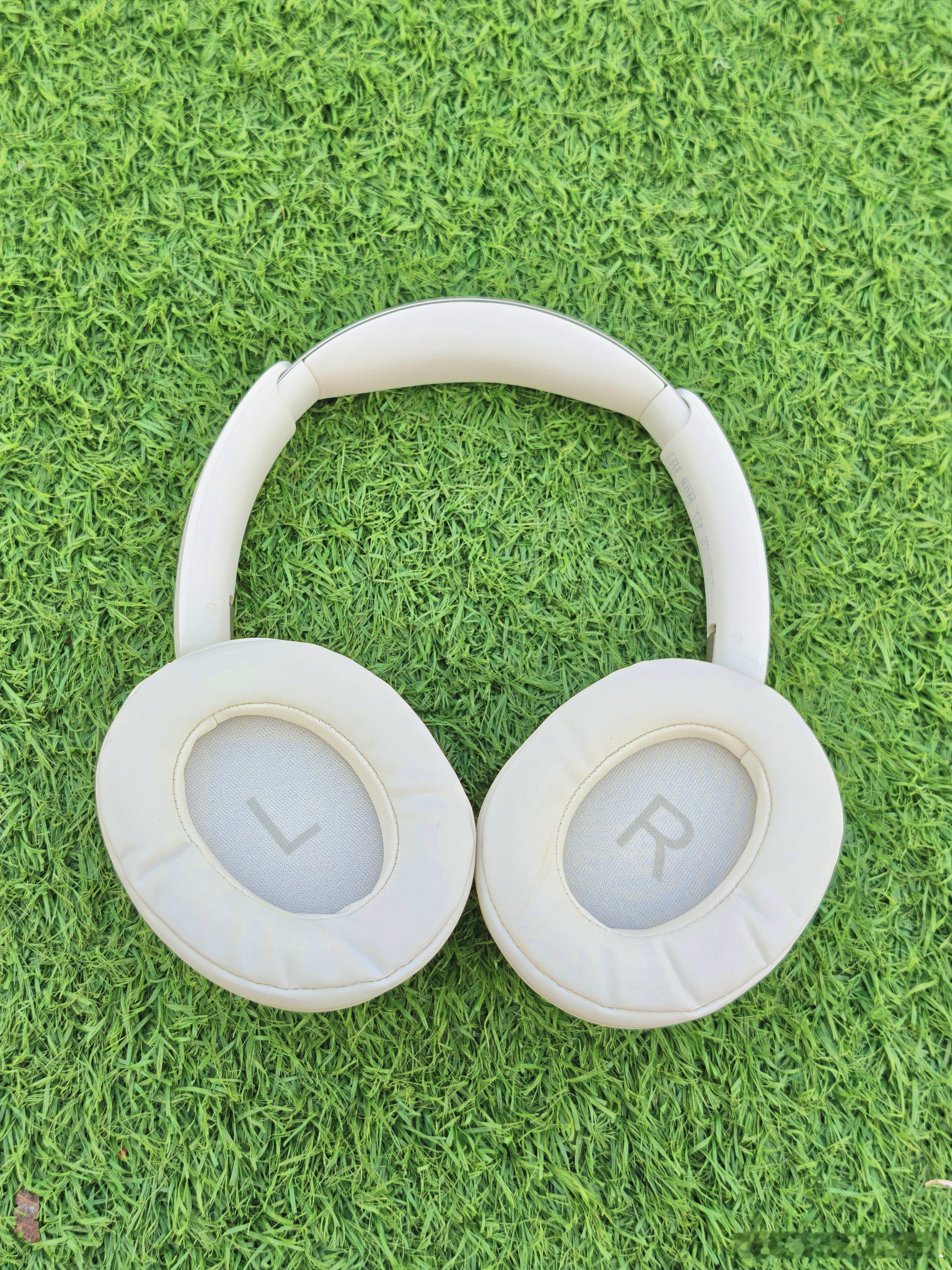 荣耀这款头戴式耳机2真的超出预期，戴上第一感觉就是舒服，科纳皮加记忆海绵很软，久