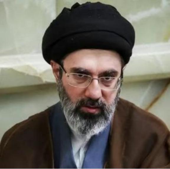 伊朗现在终于明白过来了，自己不管买什么装备都没用，现在的当务之急就是要把美国在自