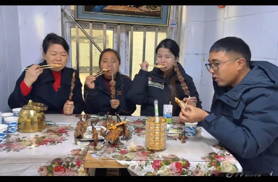 冬宝刚刚订完婚，立马带着丈母娘和全家起去新疆大口吃羊肉串，那大口吃肉的样子真的是