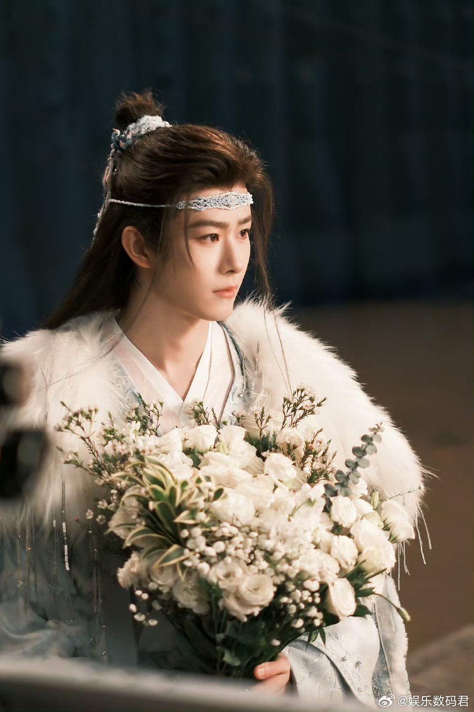 田嘉瑞年卡塑田嘉瑞年下daddy看小寄灵快要哭出来的样子，心跟着软成一滩；见龙神