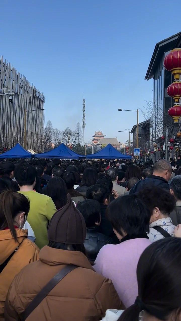 武汉太离谱了，武汉春节期间接待旅客量全国第二我说怎么哪哪都是人春节消费节节高 武