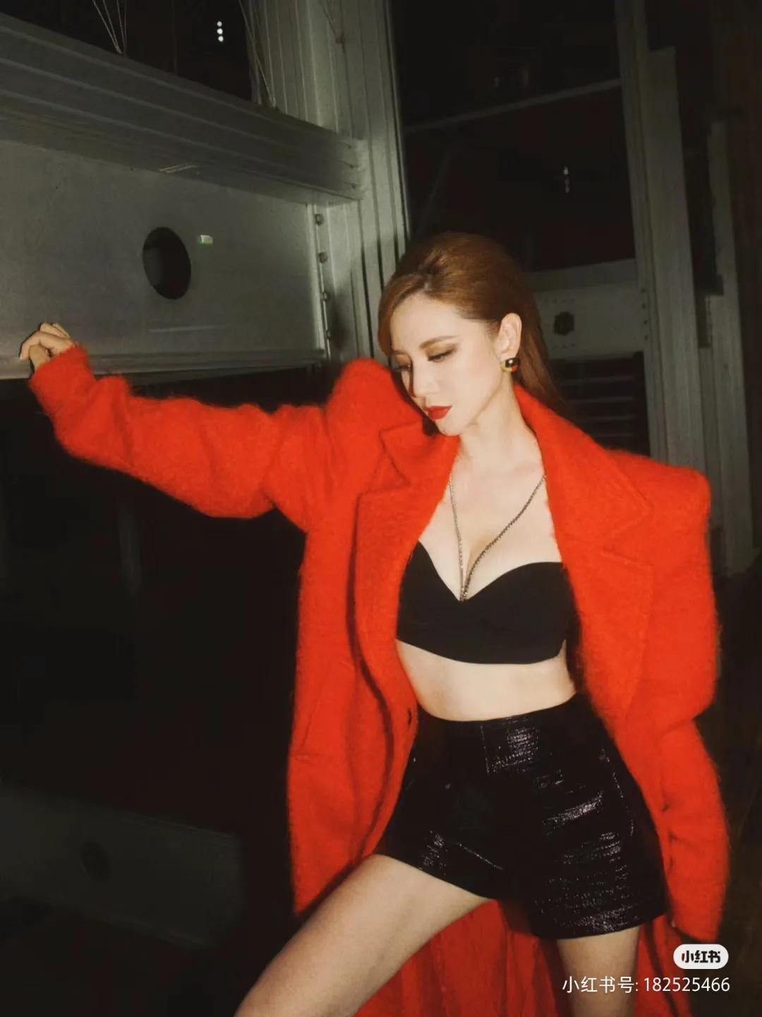 张萌在米兰时装周，妆容跟服装真的一言难尽，不懂这些女明星，像平常在机场被拍到的私