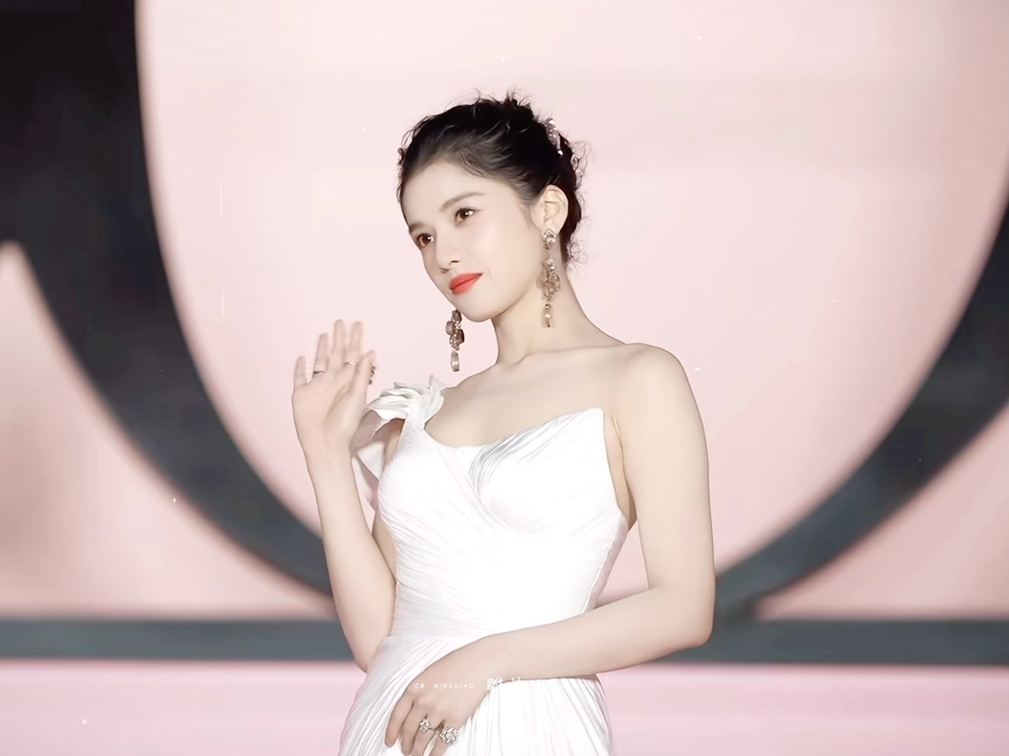 张婧仪🤍此女美得我都没发现戴了这么大一个耳环 ​​​