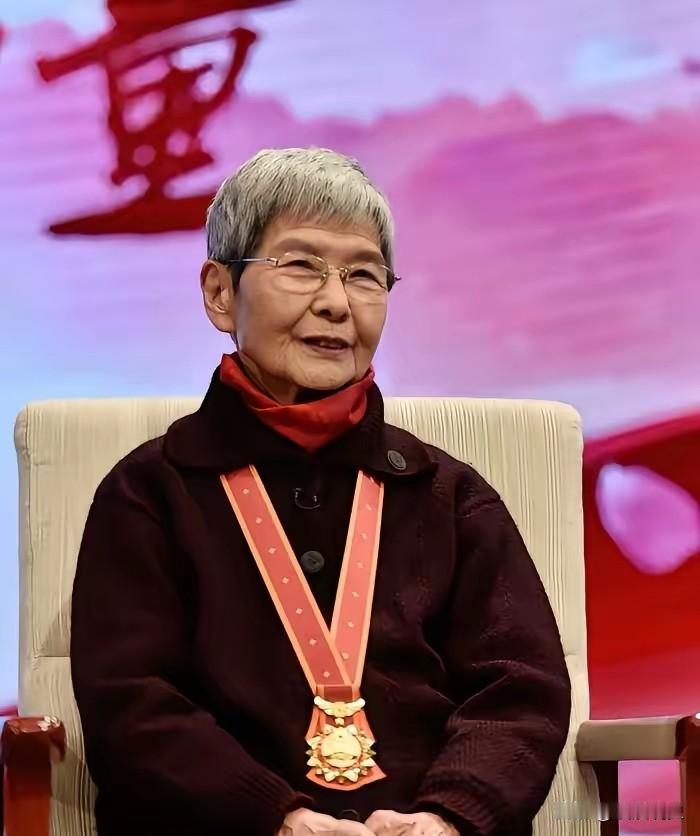 全网震怒！极致讽刺！一辈子守护敦煌的国宝院长年薪20万，24岁外籍主播一年狂拿9