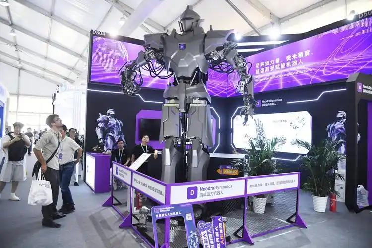 在2026世界机器人大会鹿鸣机器人展台，企业发布面向产业具身的智能引擎Next‑