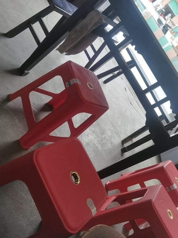 今天家里来了很多客人把很久没用的大桌子都搬出来用了。特别的热闹。[比心]