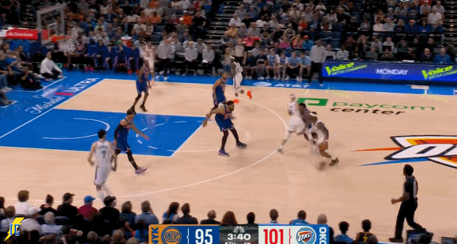 来了！看完回放后亚历山大里突外投连拿五分，打停尼克斯！比赛剩最后三分多钟，雷霆1