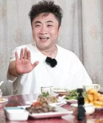 乔杉的另一只脚永远在洗浴中心 哈哈，乔杉又一次用行动证明了他对洗浴中心的热爱。元