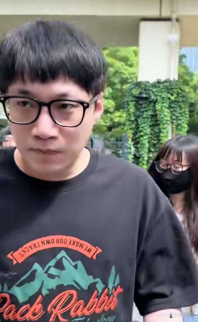 王鸥的孩子爸爸何九华去上海德云社演出，被网友拍摄。
两个人孩子已经生了，但是肯定