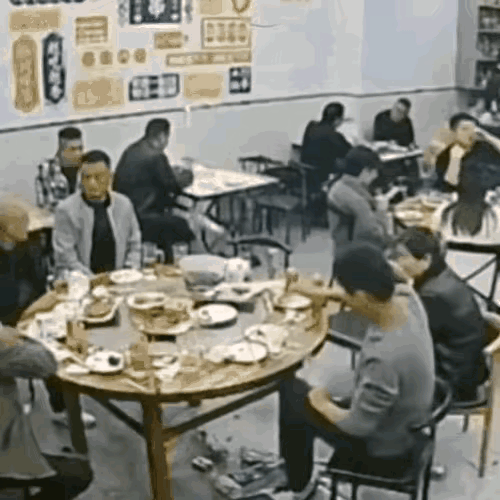 好像大家都看错了，应该是对面的人把什么东西扔向了对方，同时带有一种鄙视的眼神，就